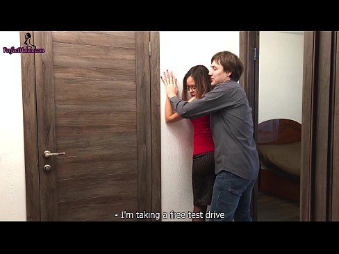 ❤️ 섹시한 부동산 중개인은 그녀의 아파트를 판매하는 동안 그녀의 음부를 관능적으로 경련시키고 잤어요 - krempai 젠장 비디오 ko.porno-filmy.ru에서